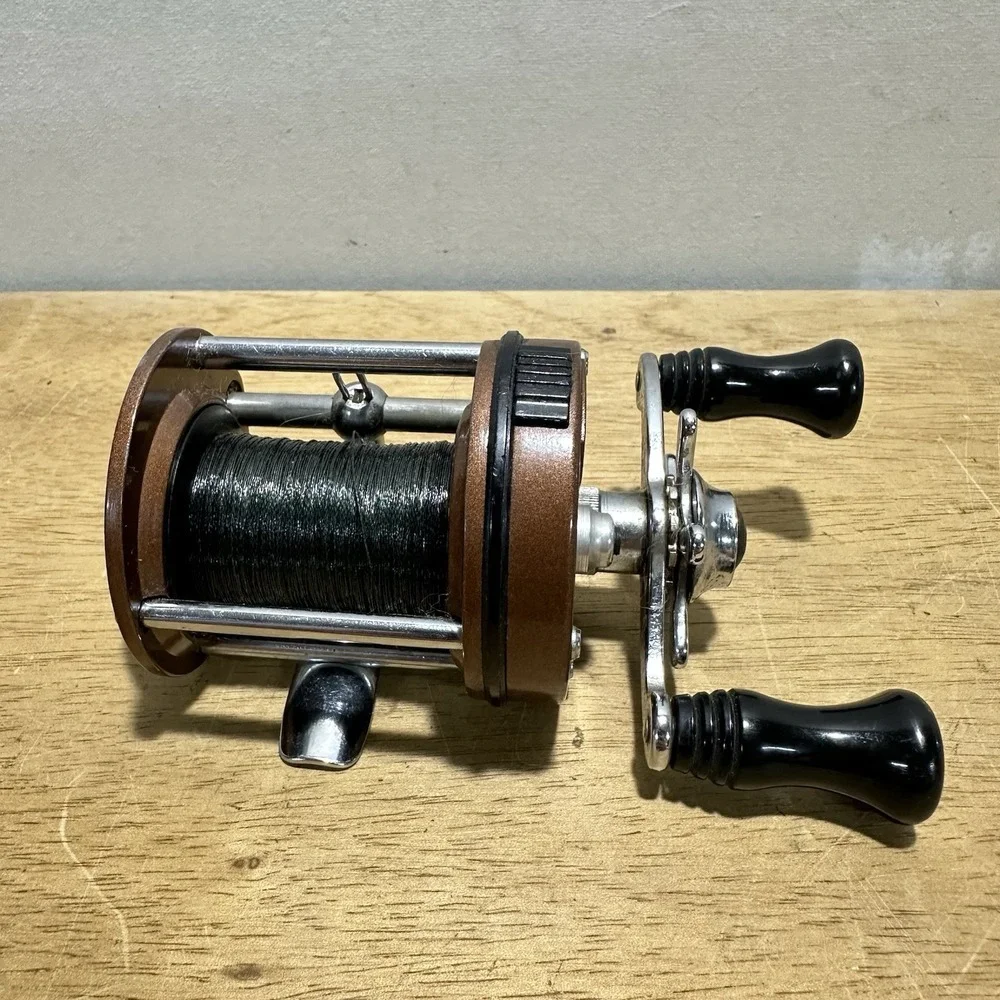 Vintage Pflueger Supreme 610B Bait Casting Fishing Reel Brown Level Wind